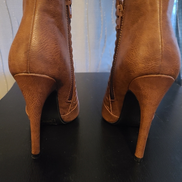 High heel booties zip up size 6.5 but runs small - Picture 4 of 7